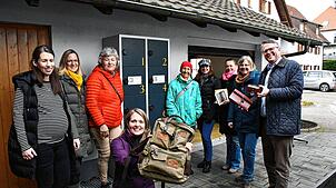 Die Regeln für das neue Outdoor Escape-Abenteuer hat sich Bürgermeister Tobias Benz (rechts) von We-Escape- Instruktorin Miriam Saladin ...