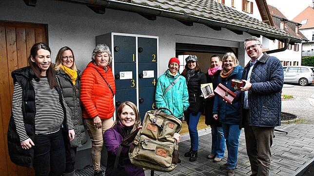 Die Regeln für das neue Outdoor Escape-Abenteuer hat sich Bürgermeister Tobias Benz (rechts) von We-Escape- Instruktorin Miriam Saladin ...