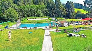 Gut besucht, aber dennoch ein Zuschussbetrieb: das Naturfreibad in Schönwald. Bild: Hans-Jürgen Kommert