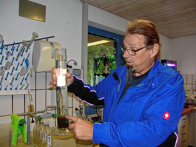 Peter Godau zeigt exemplarisch, wie sich der Klärschlamm absetzt. „Wir müssen im Labor nachvollziehen, ob das richtig funktioniert.“