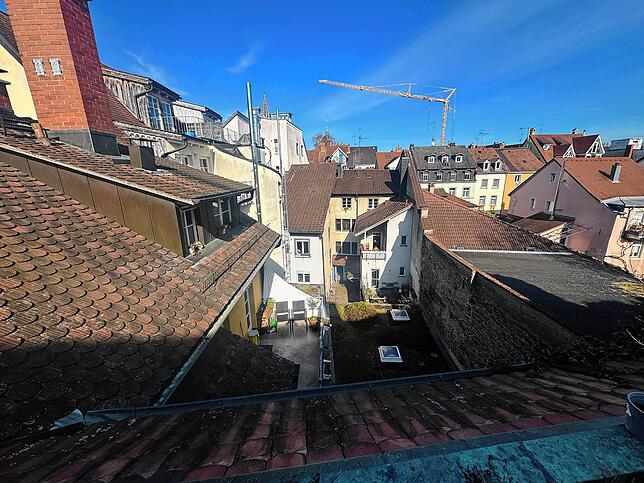 Das ist die Aussicht von der Dachterrasse des Hauses in der Münzgasse. Dass eine solch historische Immobilie im Herzen von Konstanz ...