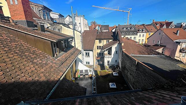 Das ist die Aussicht von der Dachterrasse des Hauses in der Münzgasse. Dass eine solch historische Immobilie im Herzen von Konstanz ...