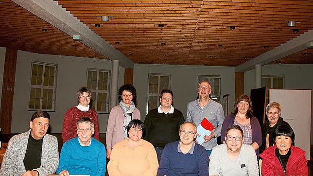 Die Pfarrgemeinderäte (hinten von links) Elisabeth Allgaier, Christine Nagel, Jürgen Kammerer, Gerald Sandner, Christiane Palmer und ...