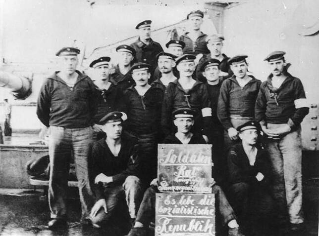 Mit dem Aufstand der Matrosen am 3.11.1918 in Kiel beginnt die Novemberevolution. Hier stellt sich der Soldatenrat des Linienschiffs ...