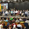 Auf dem Podium der vom Jugendgemeinderat organisierten Diskussion haben zwölf Politiker von sechs Parteien Platz genommen. Die ...