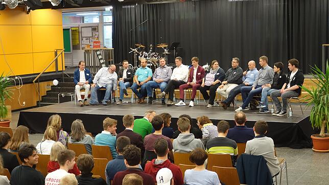 Auf dem Podium der vom Jugendgemeinderat organisierten Diskussion haben zwölf Politiker von sechs Parteien Platz genommen. Die ...