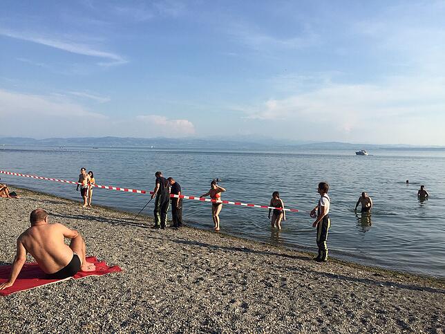 Am frühen Abend sperrten die Behörden den Strand, weil das Wasser verunreinigt ist.