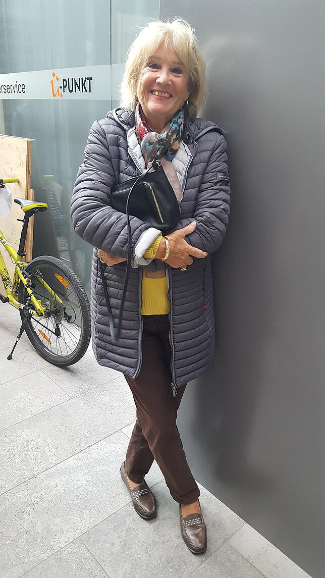 Jutta Hilburg-Reiche aus Überlingen mit ihrer ersteigerten kleinen Damenhandtasche. „Die ist genau richtig für Kammerkonzerte oder ...