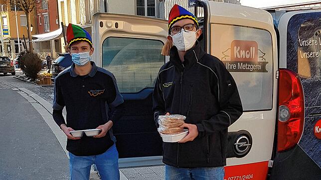 Felix Knoll und Simon Gottowik waren eines der sieben Laufnarren-Fahrerteams, die Wurstsalat, Kesselfleisch und Ofennudeln in der Stadt ...