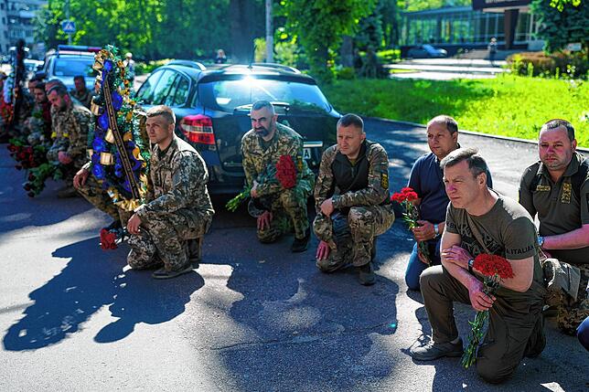 Ukrainische Soldaten knien während der Trauerfeier für Oberst O. Makhachek nieder. Nach Angaben von Kampfgefährten wurde Makhachek im ...