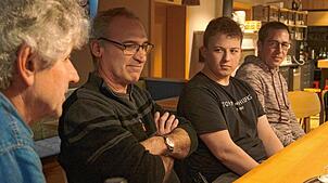 Robin Hübschle und Fabian Ritzler hörten interessiert zu, welche Aufgaben ihnen als mögliche Gemeinderäte ins Haus stünden. Von links: ...