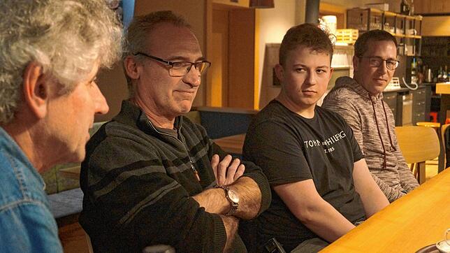 Robin Hübschle und Fabian Ritzler hörten interessiert zu, welche Aufgaben ihnen als mögliche Gemeinderäte ins Haus stünden. Von links: ...