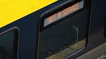 „Not in service“ steht auf einem Great Northern Zug im Bahnhof Hunt‘s Cross in Liverpool. Weitreichende IT-Ausfälle betreffen unter ...