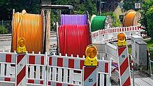 Da stehen sie rum, die riesigen Kabelrollen mit unterschiedlich farbigen Kabelsträngen zur Verlegung in der Augenmoosstraße in Obereschach.