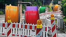 Da stehen sie rum, die riesigen Kabelrollen mit unterschiedlich farbigen Kabelsträngen zur Verlegung in der Augenmoosstraße in Obereschach.