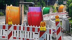 Da stehen sie rum, die riesigen Kabelrollen mit unterschiedlich farbigen Kabelsträngen zur Verlegung in der Augenmoosstraße in Obereschach.