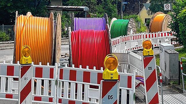 Da stehen sie rum, die riesigen Kabelrollen mit unterschiedlich farbigen Kabelsträngen zur Verlegung in der Augenmoosstraße in Obereschach.