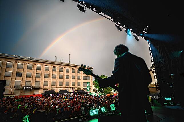 Ein Regenbogen überm Rathaus verzückt Publikum und Band.