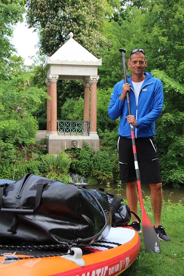 Bild 6: Stand-Up-Paddler macht sich zu Fuß auf den Weg