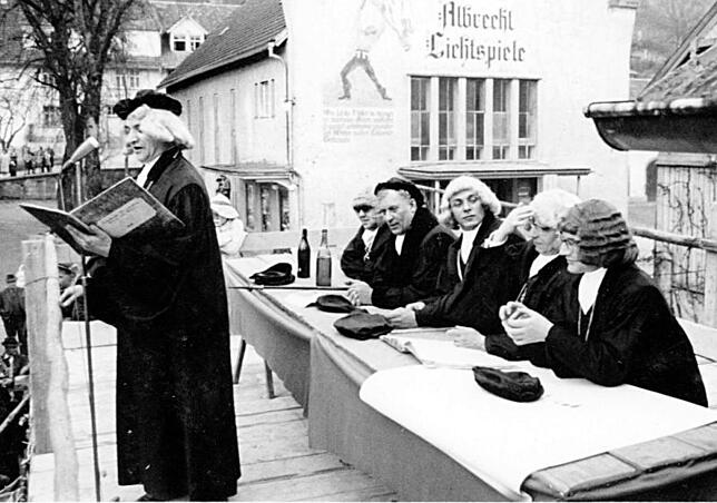 Tiengener Narrengericht anno dazumal: Gerichtsszene aus den 50er Jahren auf dem Marktplatz.