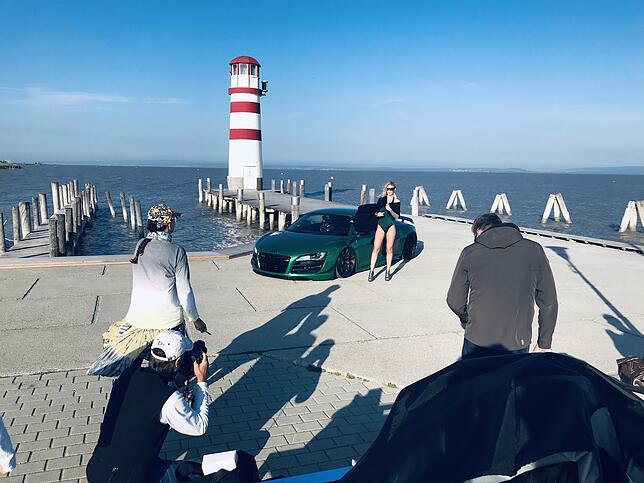 Die amtierende Miss Tuning posiert vor einem Audi R8 für den Miss-Tuning-Kalender 2020.