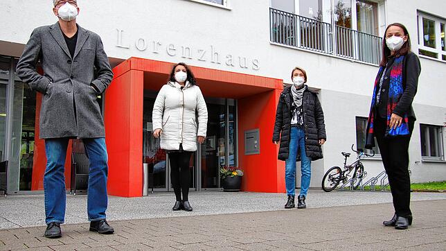 Geschäftsführer der evangelischen Altenhilfe St. Georgen, Markus Schrieder (links), Heimleiterin Lorenzhaus, Cindy Partscher, die ...