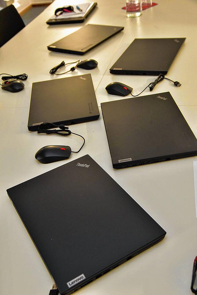 Hier liegen die ersten von insgesamt 426 Notebooks, die die STadt an die VS-Schulen verteilt. Insgesamt hat die Stadt knapp 1000 Tablets ...