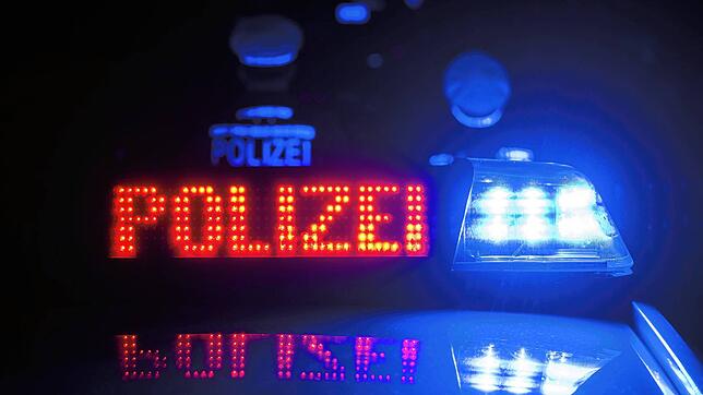 (Symbolbild) Die Polizei wird am Sonntagabend, 17. November, zum Sportplatz an der Schwaketenstraße gerufen.