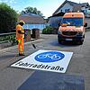 Im Schießstattweg werden am Donnerstagvormittag auf der Fahrbahn die Piktogramme aufgebracht.