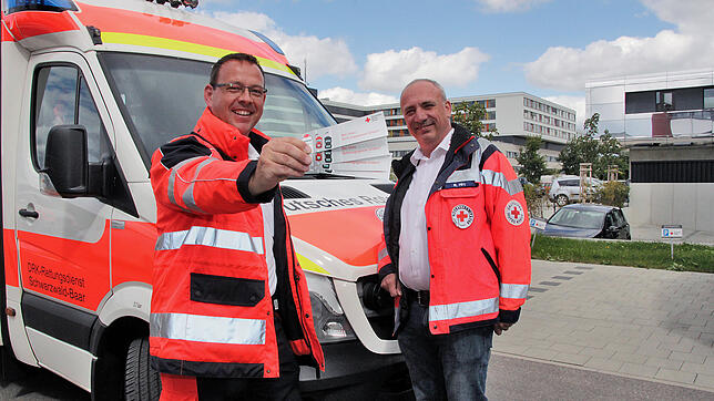 Die beiden Rettungsdienstleiter Rainer Kühl (links) und Ralf Hirt vom DRK Kreisverband Villingen-Schwenningen zeigen die neuen ...