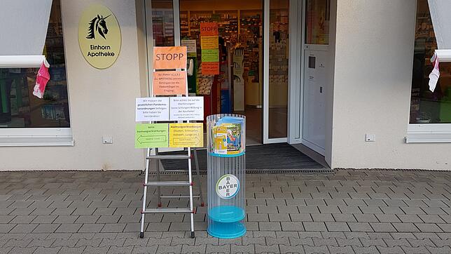 Um die Kunden und das Team der Einhorn-Apotheke in Blumberg zu schützen, hat Apothekerin Renate Bausch den Bereich in drei Abschnitte ...