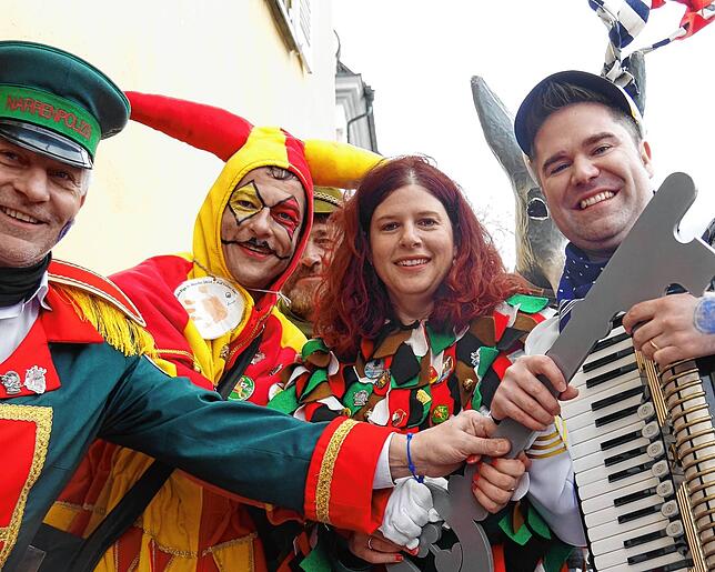 Närrischen Schlagabtausch gab´s beim Rathaussturm zwischen Schultes Holger Mayer und Narrenchefin Kathrin Graf mit ihrer Narrenschar ...