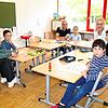 Blick in den Unterricht der dritten Klasse der Carl-Heinrich-Rösch-Schule für geistig behinderte Kinder in Tiengen (von links): FSJ ...