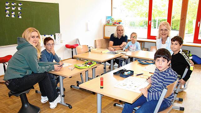 Blick in den Unterricht der dritten Klasse der Carl-Heinrich-Rösch-Schule für geistig behinderte Kinder in Tiengen (von links): FSJ ...