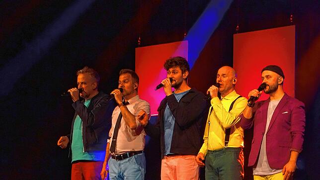 Die fünf Musiker der „Alten Bekannten“ eroberten das Publikum im Gloria-Theater im Sturm erobert. Von links Daniel Dickopf, Ingo ...