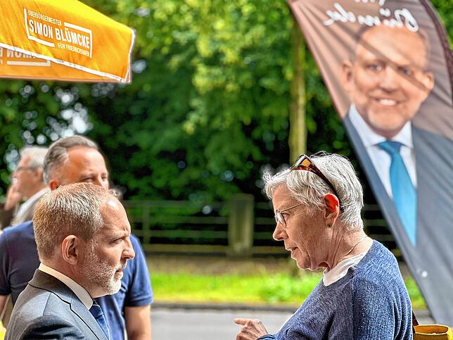 OB-Kandidat Simon Blümcke im Gespräch vor seiner ersten Wahlkampfveranstaltung.