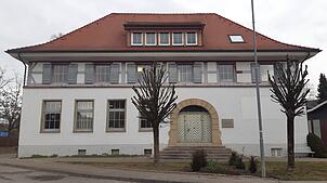 Der Altbau der Fritz-Baur-Grundschule in Mimmenhausen: Die größte Salemer Grundschule wird ab dem Schuljahr 2026/2027 zur verbindlichen ...