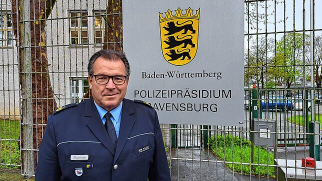 Uwe Stürmer, Präsident des Polizeipräsidiums Ravensburg, am 2. Mai 2023 vor seiner Behörde. Er ist stolz auf den Rückgang der ...