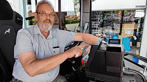 Wilhelm Kellner von der DB Regio Bus, erklärt die neue Technik, mit der alle Busse ausgestattet werden.