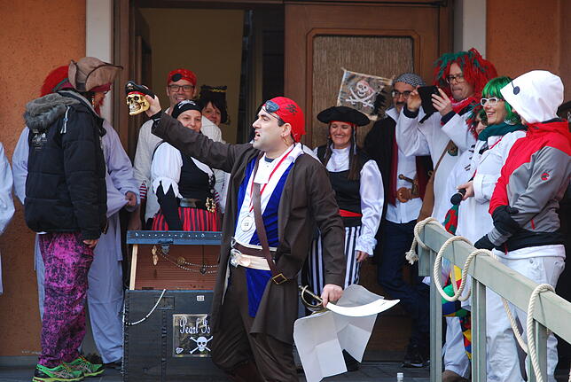 Auf Piratenart: Der schreckliche Jack Sparrow präsentiert den Schädel des enthaupteten Bürgermeisters von Klettgau.