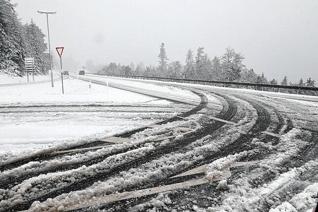 Glatte Fahrbahn auf der Bundesstraße 317 über den Feldbergpaß Wintereinbruch im Hochschwarzwald.