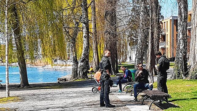 Gerade im Frühling kontrollierte die Polizei an den gut besuchten Orten in Konstanz die Einhaltung der Corona-Regeln. Hier zum Beispiel ...