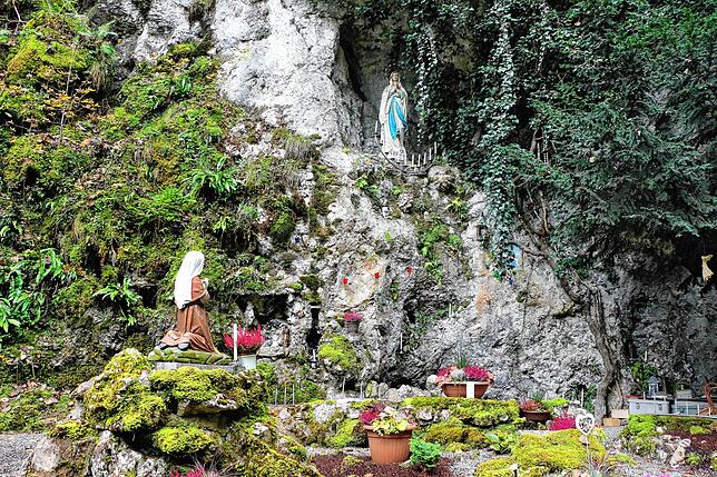 Die heilige Bernadette (links) kniet vor der Lourdesgrotte im Liebfrauental. Beide Statuen wurden gestiftet und stehen seit Jahrzehnten ...