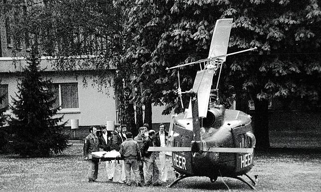 Günter Sonnenberg war zunächst nicht transportfähig. Hier ist auf einer Archivaufnahme zu sehen, wie er erst am Samstag, 7. Mai per ...