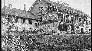 Dieses zeitgenössische Bild zeigt das Hotel „Albtal“ nach dem Bombenvolltreffer im Februar 1945. 22 Personen fanden dabei im Keller den Tod.