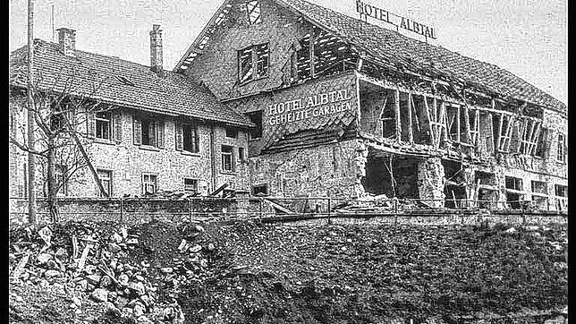 Dieses zeitgenössische Bild zeigt das Hotel „Albtal“ nach dem Bombenvolltreffer im Februar 1945. 22 Personen fanden dabei im Keller den Tod.