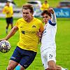 Der Dettinger Marius Fischer (links) im Duell mit Tim Parthenschlager vom FC 03 Radolfzell. Das Spiel im Oktober 2024 gewann die SG mit 2:1.