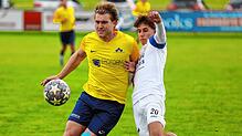 Der Dettinger Marius Fischer (links) im Duell mit Tim Parthenschlager vom FC 03 Radolfzell. Das Spiel im Oktober 2024 gewann die SG mit 2:1.