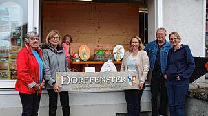 Die Interessensgemeinschaft Egginger Dorffreunde präsentiert stolz ihr „Dorffenster“. Von links: Engeltje van Kreuningen, Rita Güntert ...