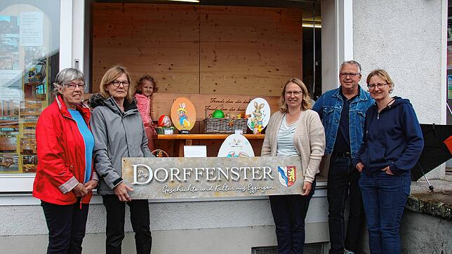 Die Interessensgemeinschaft Egginger Dorffreunde präsentiert stolz ihr „Dorffenster“. Von links: Engeltje van Kreuningen, Rita Güntert ...
